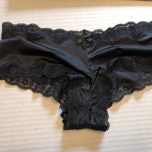 2 VS Very Sexy Cheeky panties, black, M, NWT